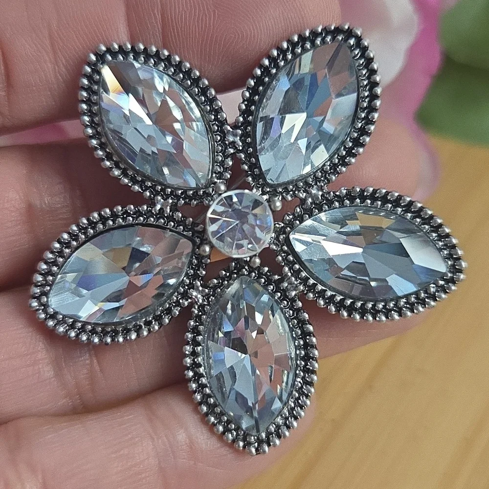Elegant Floral Jewelry Set of 3 with Crystal Accents - Picture 3 of 5